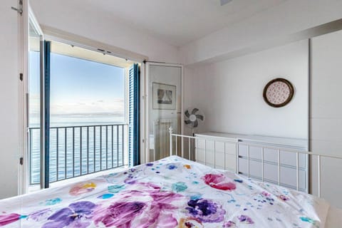 View (from property/room), Photo of the whole room, Bedroom, Sea view