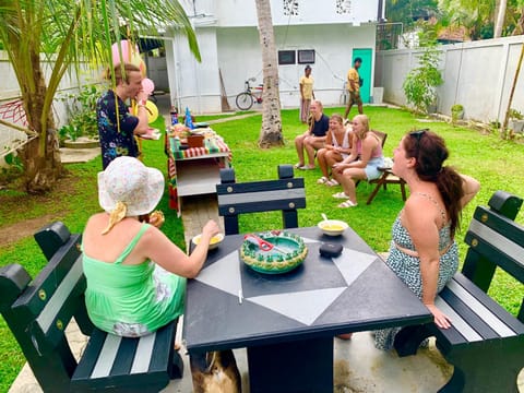 Garden, Food and drinks, group of guests