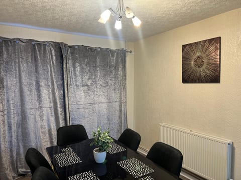 Five Oaks House- Entire 3 Bedroom House for Family & Contractors with up to 5 sleep- NO PARTIES ALLOWED House in Wolverhampton