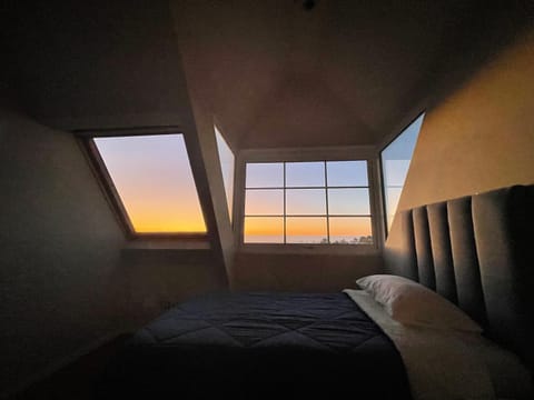 Bed, Photo of the whole room, Bedroom, Sea view, Sunset