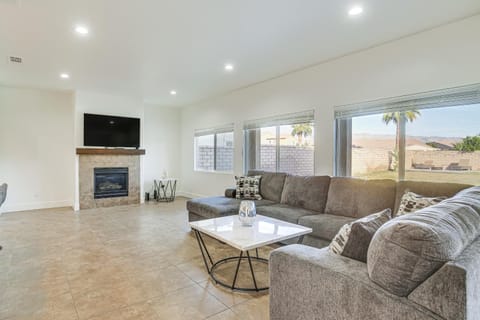 Pet-Friendly Indio Home Pool, Jacuzzi and Fire Pit! Casa in Indio
