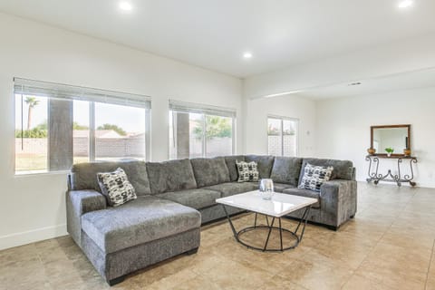 Pet-Friendly Indio Home Pool, Jacuzzi and Fire Pit! Casa in Indio
