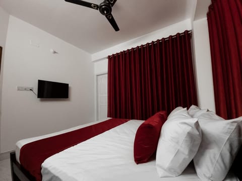 Bed, TV and multimedia, Bedroom