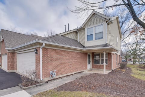 Hanover Park Townhome with Grill 36 Mi to Chicago! House in Bartlett