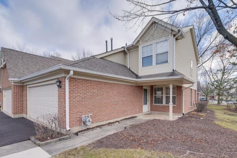 Hanover Park Townhome with Grill 36 Mi to Chicago! Casa in Bartlett