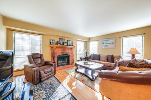 Hanover Park Townhome with Grill 36 Mi to Chicago! Casa in Bartlett