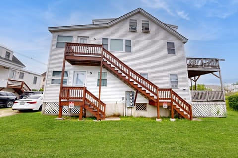 Shimmering Seaview Apartment in York Beach