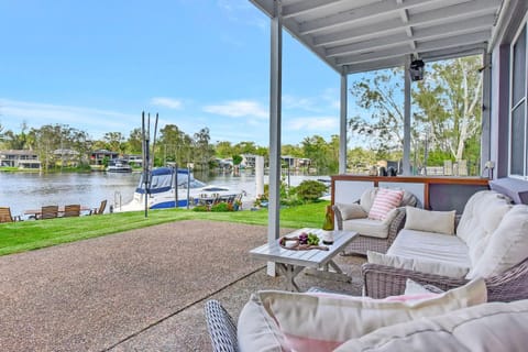 Dora Creek Stunning Modern Waterfront with Jetty Azure Reflections A Lakeside Retreat Maison in Cooranbong