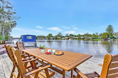Dora Creek Stunning Modern Waterfront with Jetty Azure Reflections A Lakeside Retreat Maison in Cooranbong