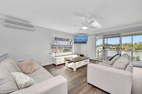 Dora Creek Stunning Modern Waterfront with Jetty Azure Reflections A Lakeside Retreat Casa in Cooranbong