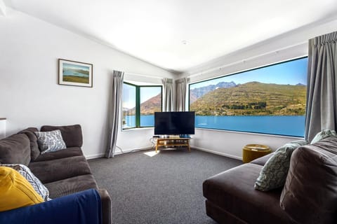 Natural landscape, TV and multimedia, Living room, Seating area, Evening entertainment, Lake view, Mountain view