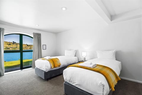 Bed, Natural landscape, Photo of the whole room, Bedroom, Lake view, Mountain view