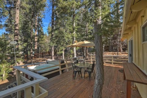 Peaceful Sunshine Chalet w/ Hottub-Serene Cabin House in Big Bear