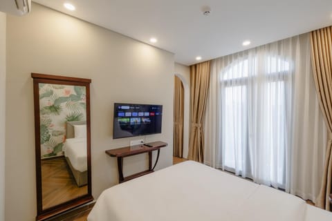 Bed, TV and multimedia, Bedroom