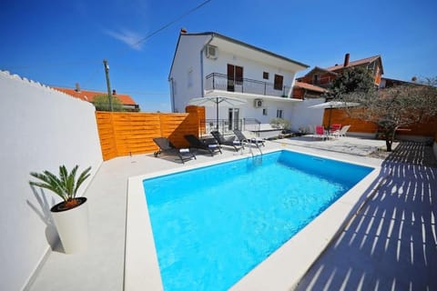 Property building, Swimming pool, sunbed