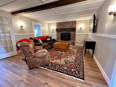 Renovated farmhouse on snowmobile trail with firepit & mountain views, 10 min from Bretton Woods! Haus in Twin Mountain