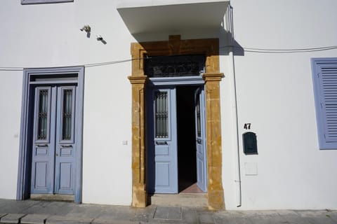 Facade/entrance