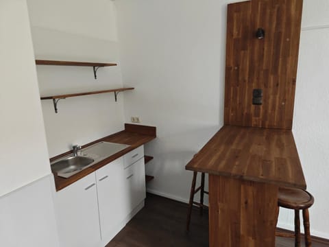 Kitchen or kitchenette, minibar