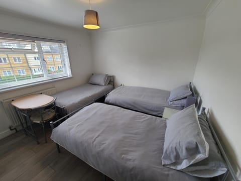 GATWICK ROOMs-AIRPORT PARKING Vacation rental in Crawley