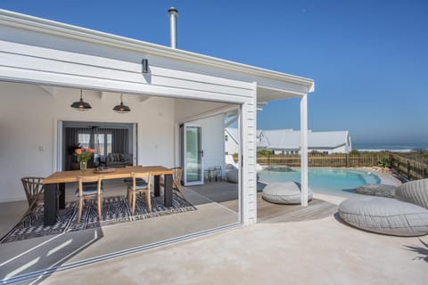 Patio, View (from property/room), Balcony/Terrace, Dining area, Pool view, Sea view, Swimming pool, sunbed