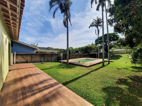 linda chácara com casa principal pomar & piscina House in Serra Negra