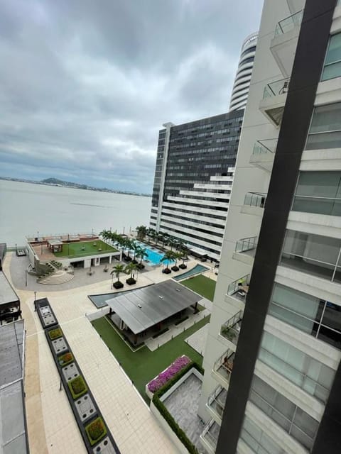 Depa en piso alto, parqueo y vista al rio Puerto Santa Ana Condo in Guayaquil