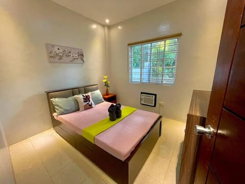 Cozy Flat-Fully Furnished Filipino Minimalist Inspired Unit with 40" Andriod TV Near Airport Condo in Puerto Princesa