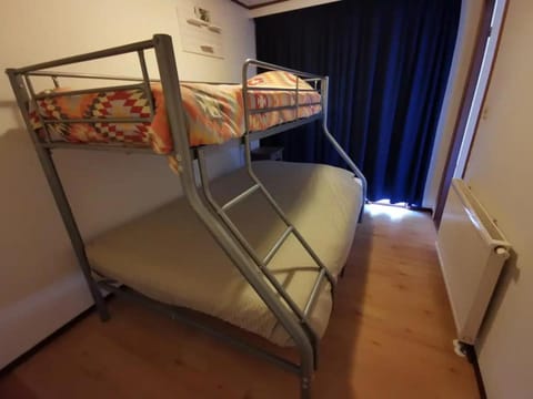 Bedroom, bunk bed