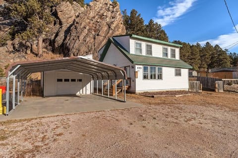Rock Face Lodge House in Custer