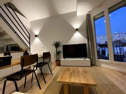 Duplex Loft industrial, Flea market St Ouen, Quiet Apartment in Saint-Denis, France