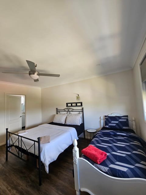 Book a spacious queen room with your own ensuite for your stay with shared laundry kitchen and living area Alquiler vacacional in Merrylands