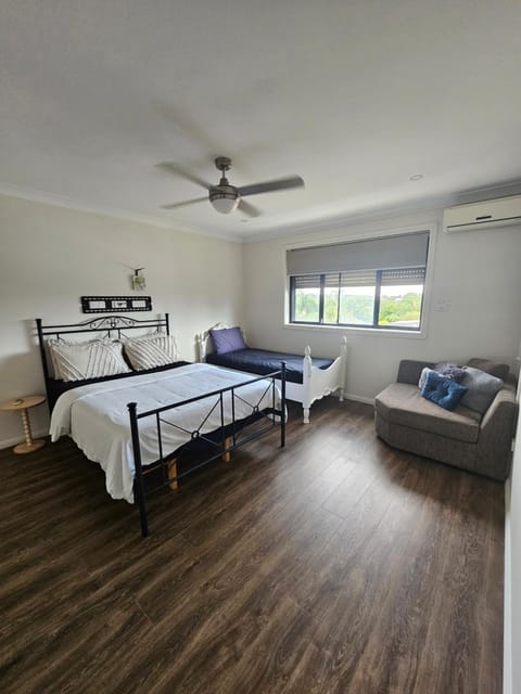 Book a spacious queen room with your own ensuite for your stay with shared laundry kitchen and living area Vacation rental in Merrylands