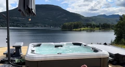 Hot Tub, Balcony/Terrace, Balcony/Terrace, Lake view