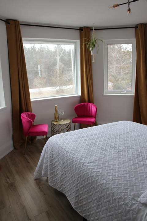 4 Guest Suite with Waterfront Views at Fancie's PEC Casa vacanze in Belleville