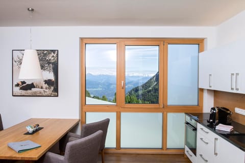 Kitchen or kitchenette, Dining area, Mountain view