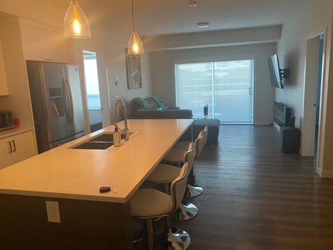 Spacious 2-bed, 2-bath condo in downtown Kelowna! Apartment in Kelowna