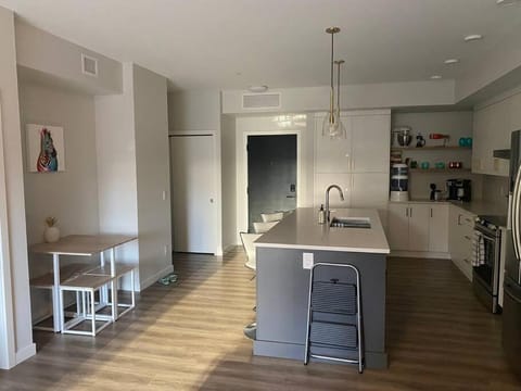 Spacious 2-bed, 2-bath condo in downtown Kelowna! Apartment in Kelowna