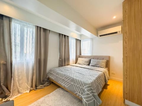 A2J Luxury 2BR BGC Suite Near High Street, Malls Apartment in Makati