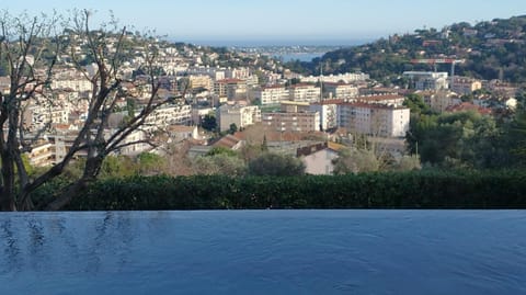 villa contemporaine avec vue panoramique sur la mer et la ville Villa in Mougins