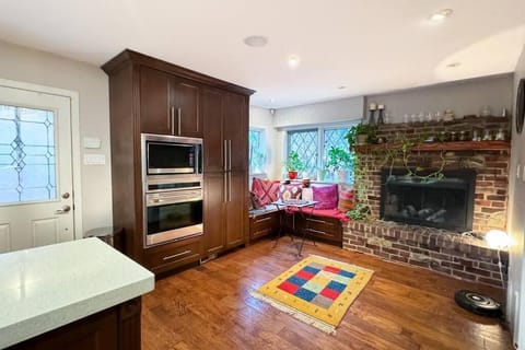 A Unique Stay Up to 8 ppl. 12 min to Downtown! Villa in West Vancouver