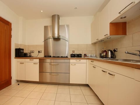 Coffee/tea facilities, Kitchen or kitchenette, dishwasher, oven, stove, toaster