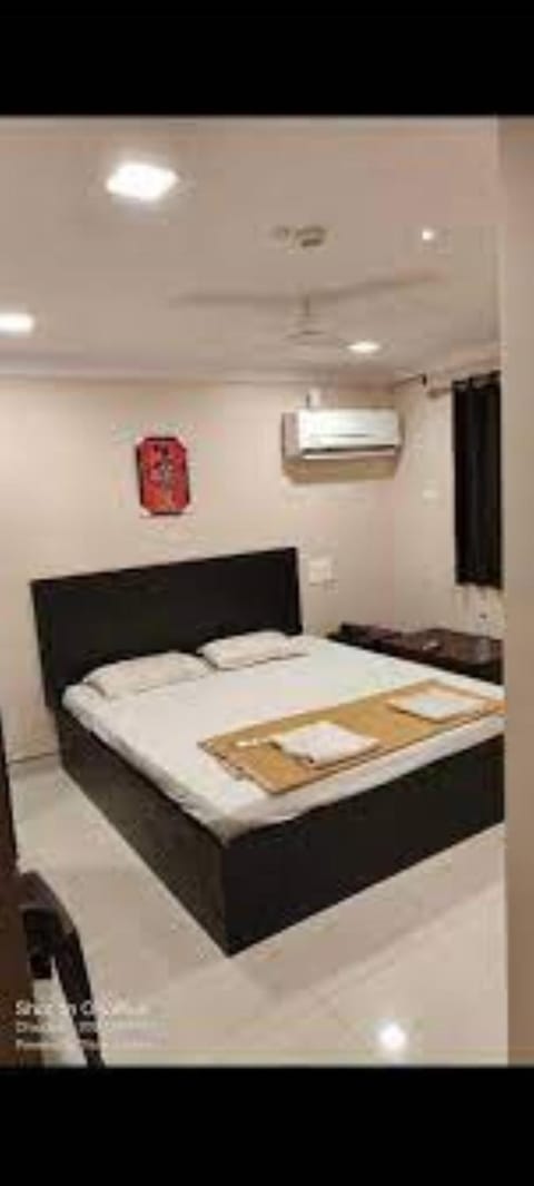 Bed, Photo of the whole room, Bedroom, air conditioner