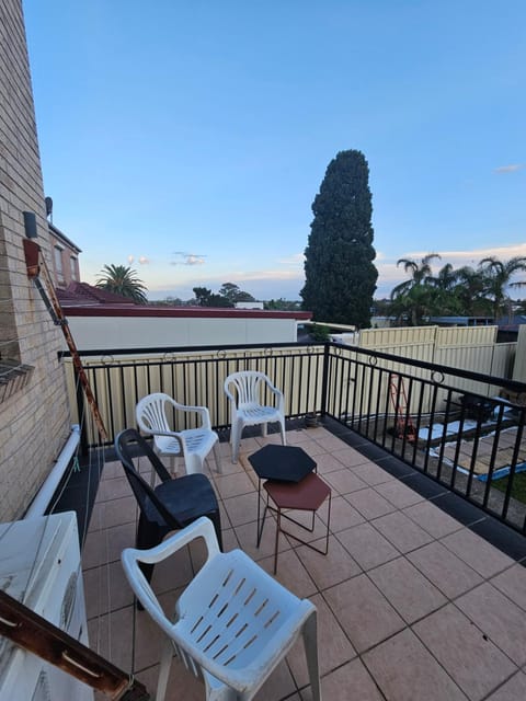 Book a Spacious room with a balcony for your stay with shared bathroom laundry kitchen and living area Urlaubsunterkunft in Merrylands