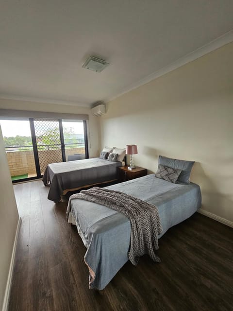 Book a Spacious room with a balcony for your stay with shared bathroom laundry kitchen and living area Alquiler vacacional in Merrylands