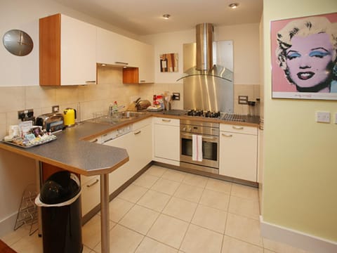 Coffee/tea facilities, Kitchen or kitchenette, dishwasher, oven, stove, toaster