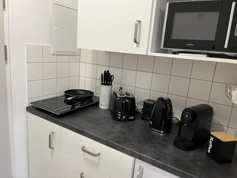 Coffee/tea facilities, Kitchen or kitchenette, stove, toaster