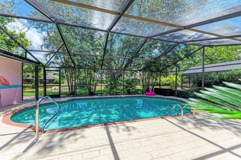 Tropical pool home w/ outdoor TV & living space! House in Bradenton