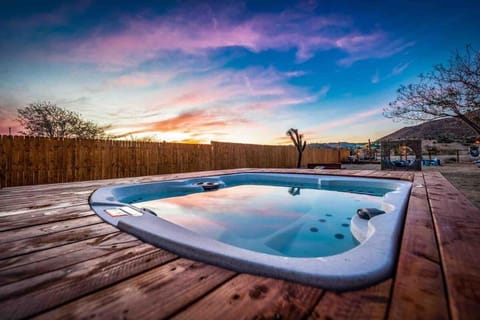 Mountain View Home Hot Tub, Game Room & Fire Pit Casa in Yucca Valley