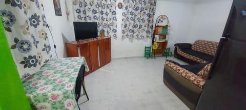 Bed, TV and multimedia, Living room, Photo of the whole room, Seating area, Evening entertainment, Bedroom