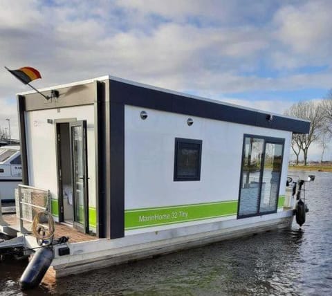 Houseboat Tiny Griffin Docked boat in Middelkerke